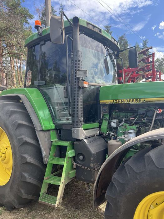 John Deere 7800.
