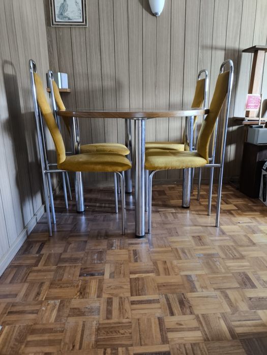 Conjunto de mesa e cadeiras retro