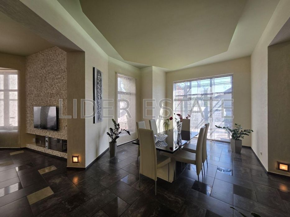 Продаж будинку 5 кімн в Ужгороді, 390 м², 8.5 сот.