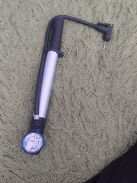 Футбольний м'яч з насосом