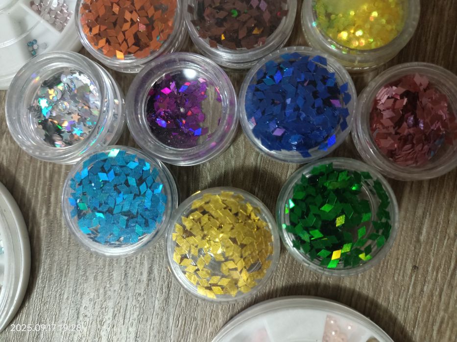 Стрази, глітер, гель -лак, фольга