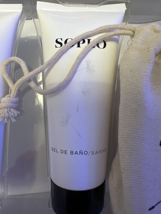 Conjunto de perfume, gel de banho e creme de corpo