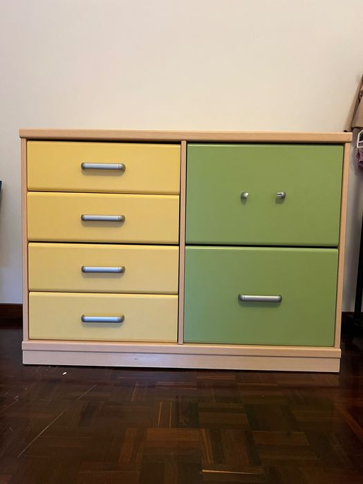 Cómoda e mesa de cabeceira