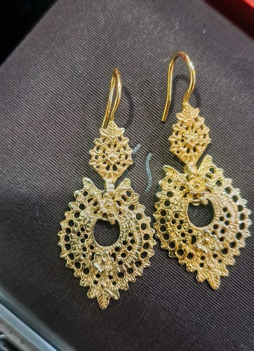 Brincos á Rainha em prata contrastada.