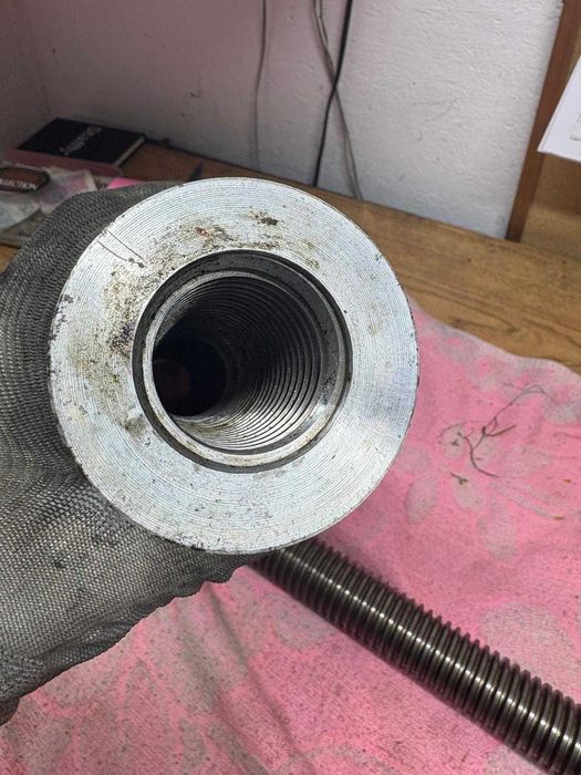 Śruba Trapezowa wraz z nakrętką w wale.