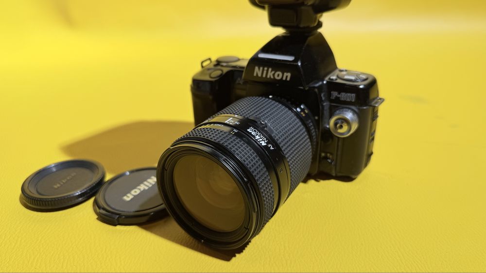 Camera Nikon F801 + objetiva + flash