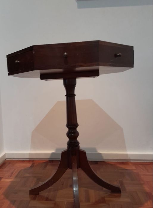 Mesa de apoio em nogueira, com gavetas. Com sinais de uso no tampo.