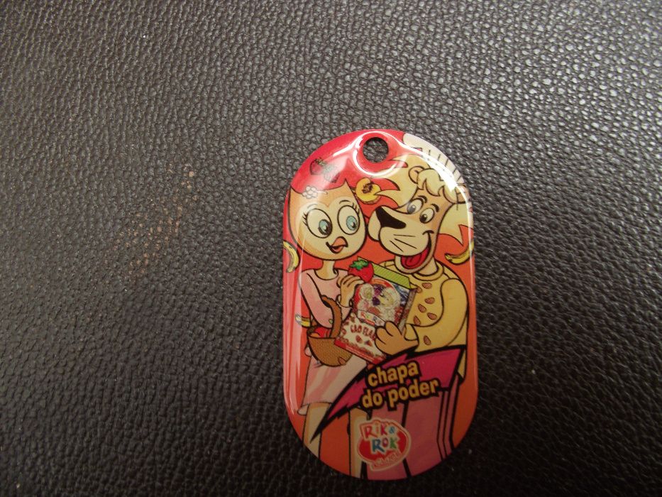 Collectible item: Rik and Rok Power Plate, painted metal – Keychain?