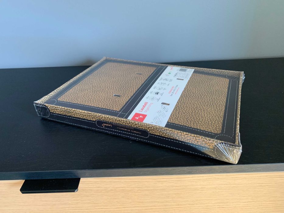 Caixa decorativa em cartão.