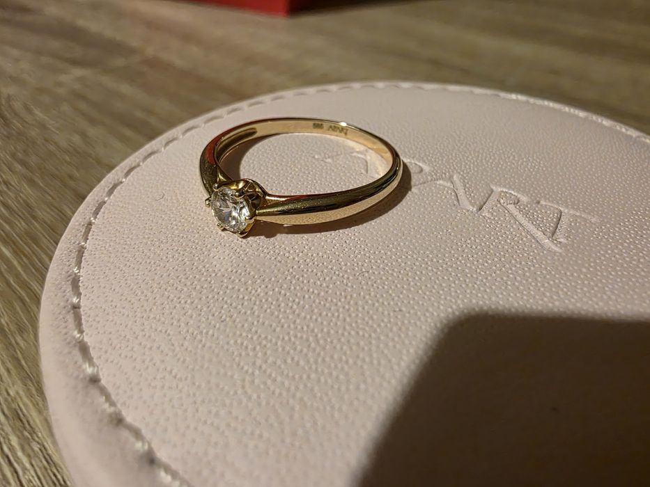 Złoty pierścionek z cyrkonią Apart