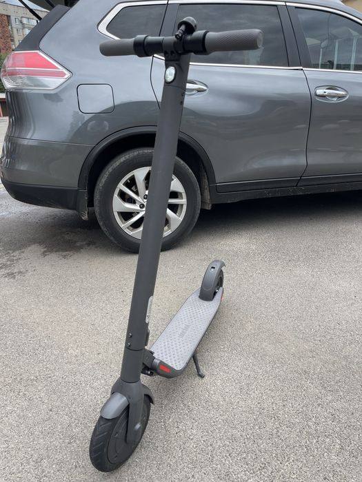 Продам самокат Ксиоми-Ninebot es2