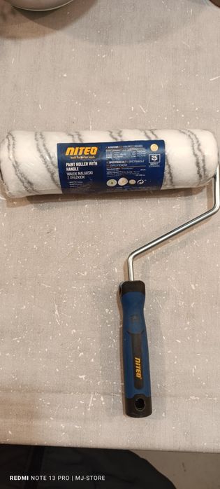 Wałek malarski z uchwytem