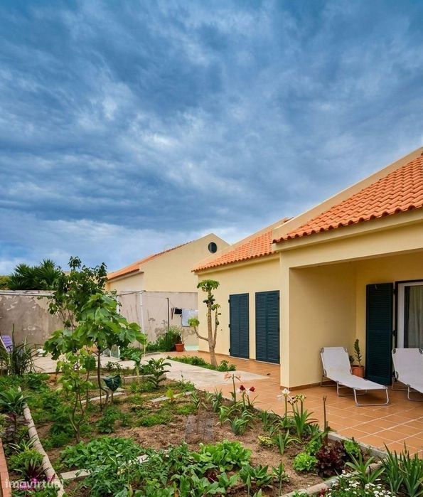 Moradia T2 + Estúdio T1 Independente: Oportunidade Única em Porto Sant