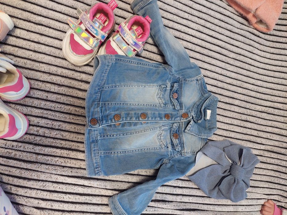 Величезний пакет одягу для дівчинки.