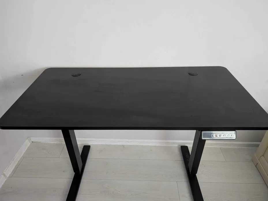 Стіл з електро-регулюванням висоти