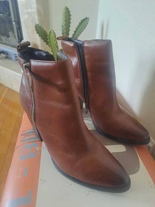 Botas castanho em pele - AREZZO