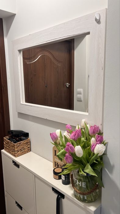 Lustro w białej ramie