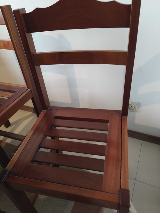 Mesa e cadeiras em mogno