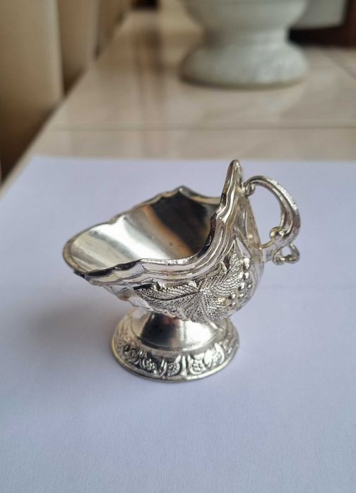 Посріблена англійська вінтажна цукорниця.