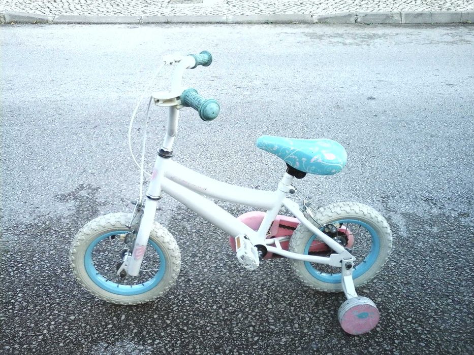 Bicicleta de criança com rodinhas em bastante bom estado p/desocupar