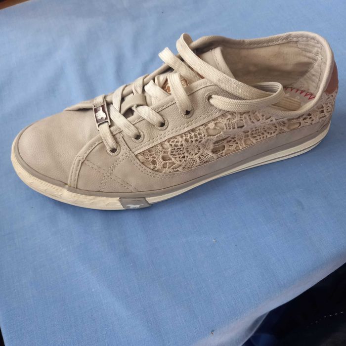 Damskie sneakersy MUSTANG w rozmiarze 40.