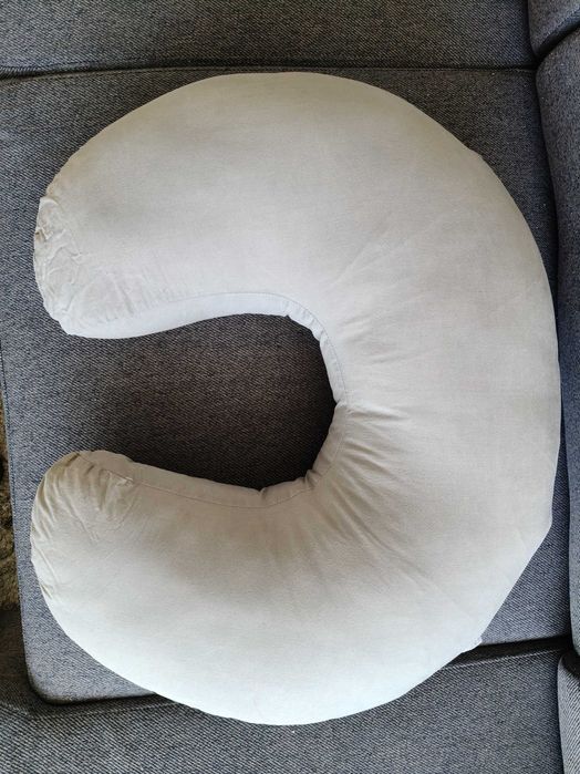 Almofada de amamentação IKEA – funcional, com pequeno reparo a fazer
