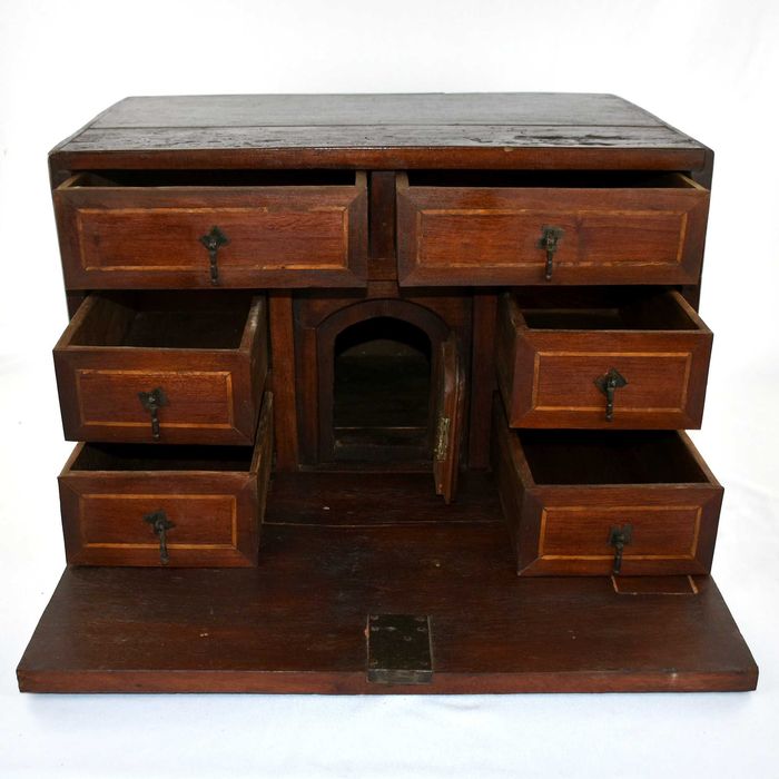 Caixa / contador em madeira exótica, com embutidos