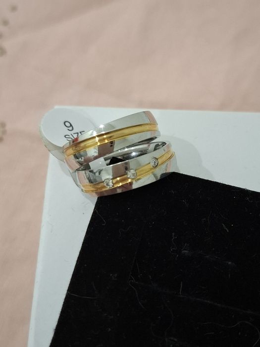 Conjunto de 2 Alianças 2 tons em Aço Novas
Tamanho 9
Versáteis/ casal
Uma delas tem 3 brilhantes