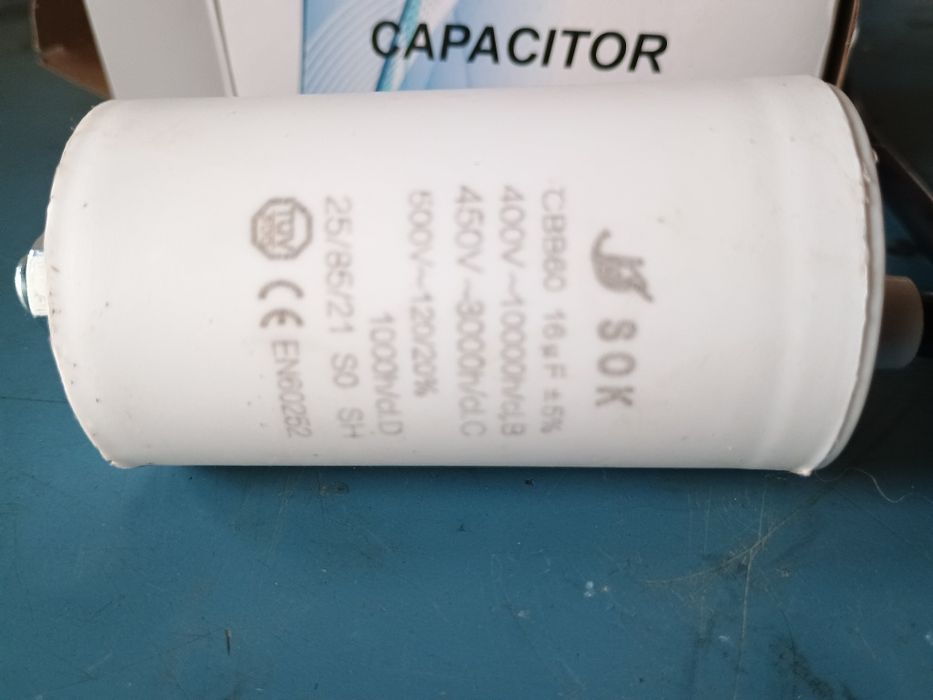 Kondensator rozruchowy silnika elektrycznego.