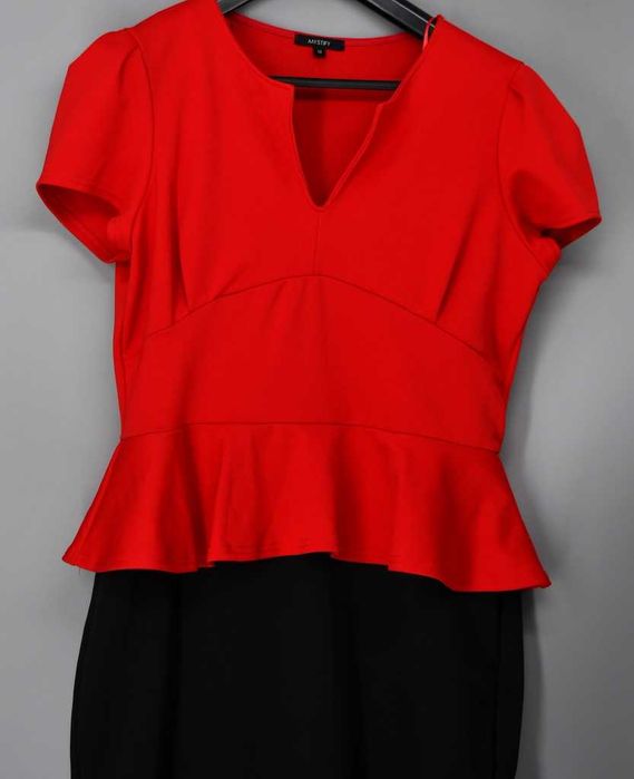 Elegancka sukienka z baskinką Mystify 46