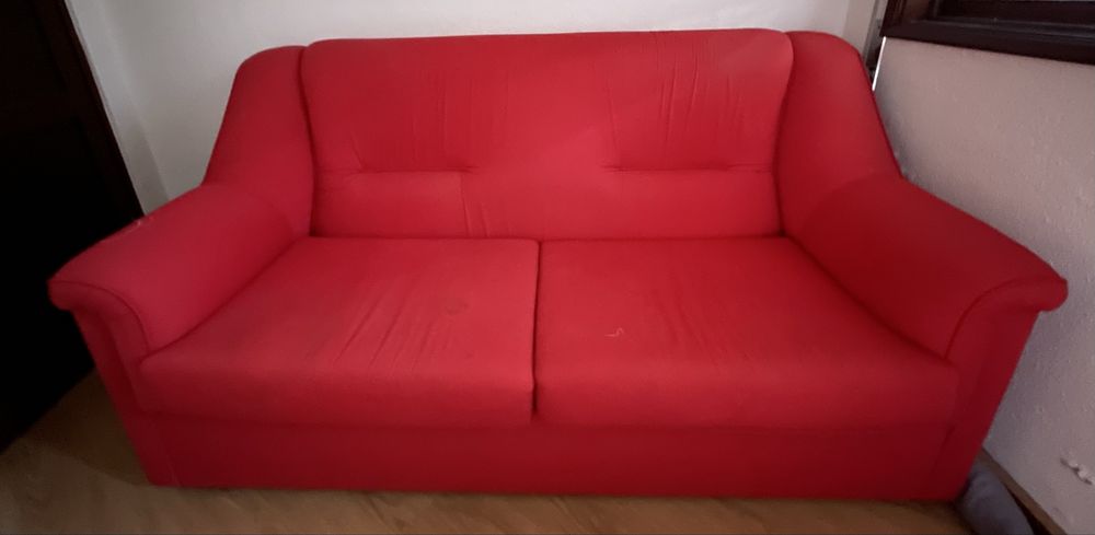 Sofá Vermelho muito bom.