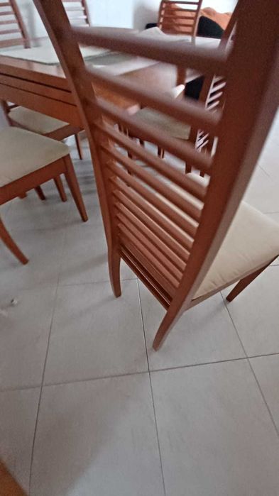 Mesa de sala de jantar com 6 cadeiras em ótimo estado de conservação