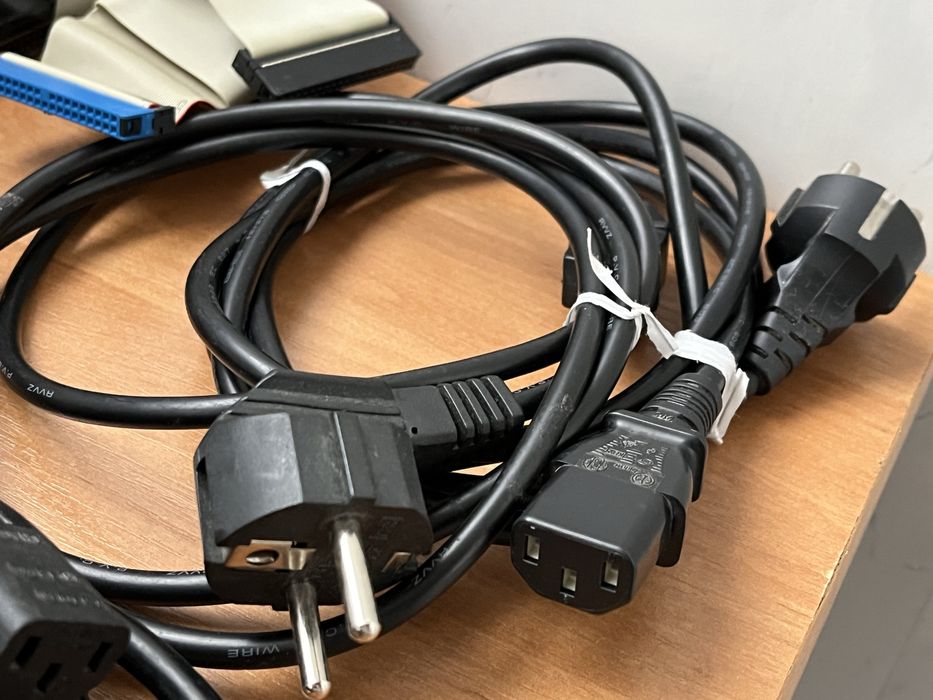 Комплектующие и сетевые кабели для компьютера