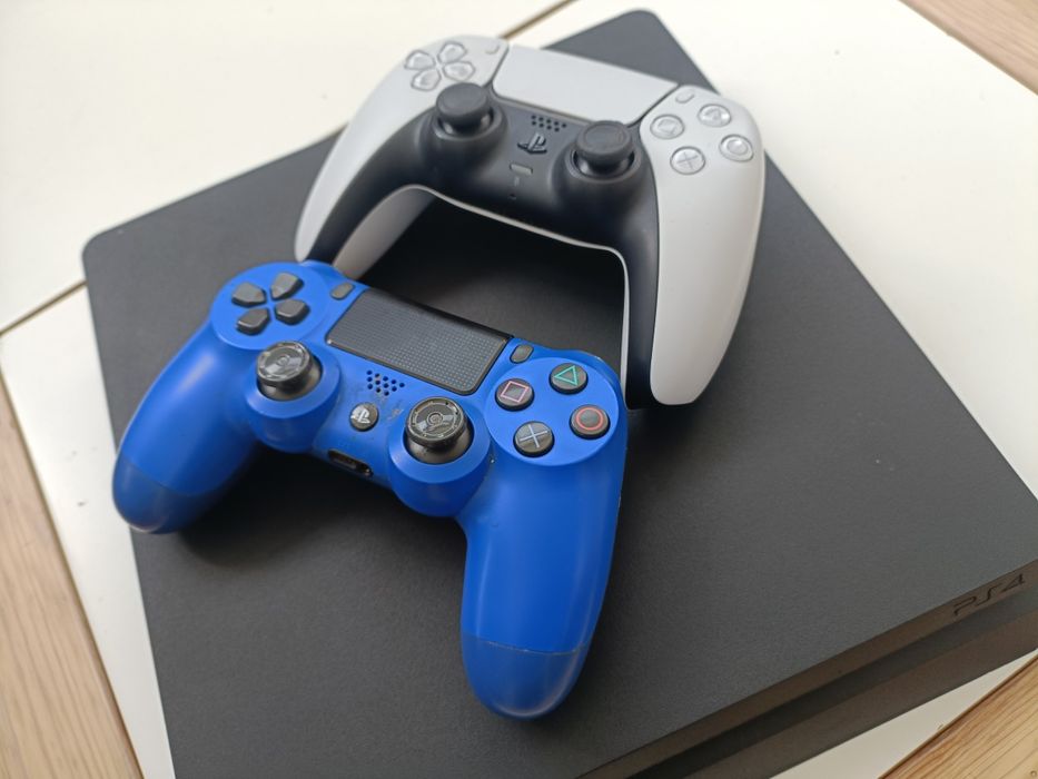 PlayStation 4 Slim com 2 comandos e 1 jogo