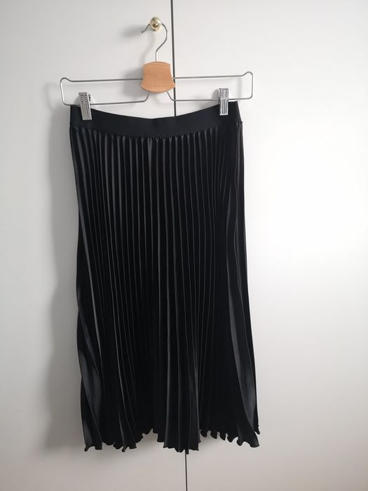 H&M czarna satynowa plisowana spódnica midi | old money | minimalistyczna | r. S