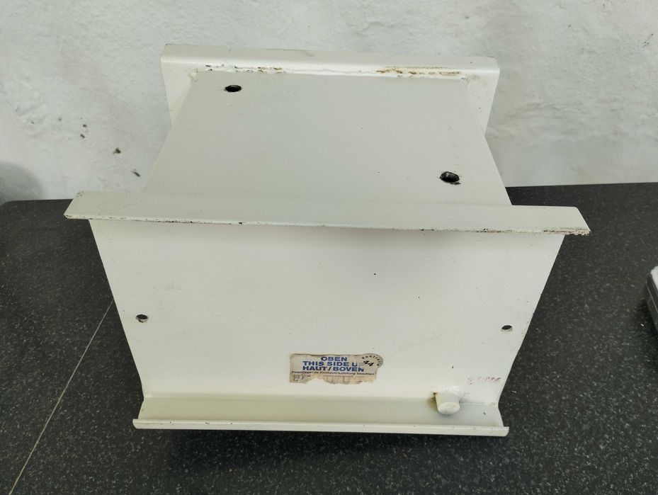 Cofre em metal, com chave