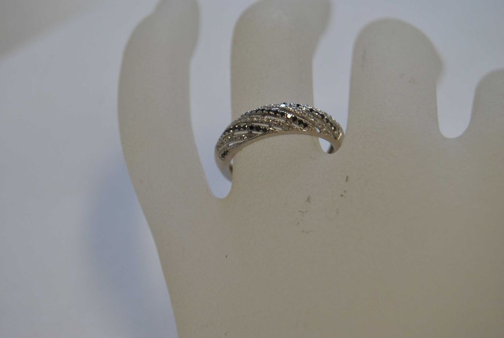 Pierścionek Apart białe złoto z diamentami biało czarnymi