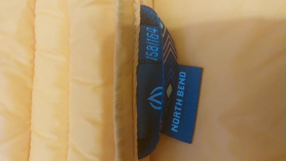 Красивая новая куртка деми