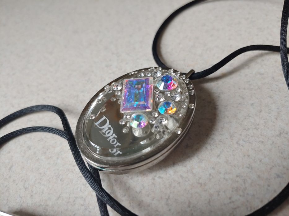 Продам кулон оригинальный Dior