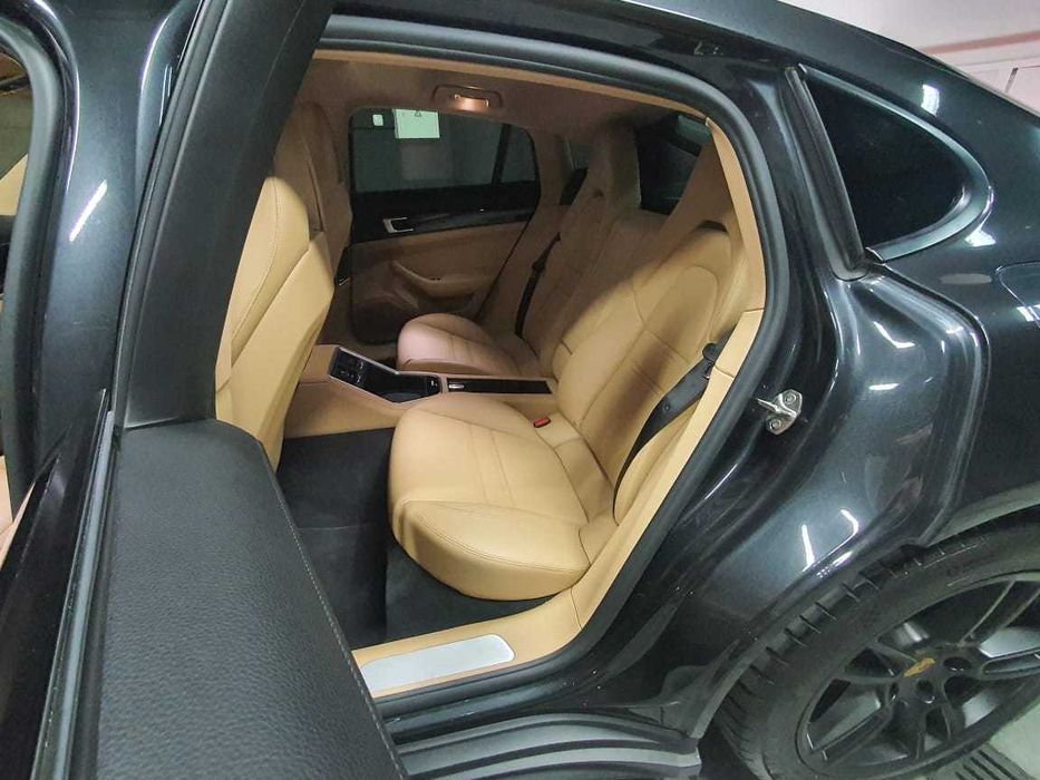 Porsche Panamera 4 E-Híbrido – Elegância que Respira Potência.