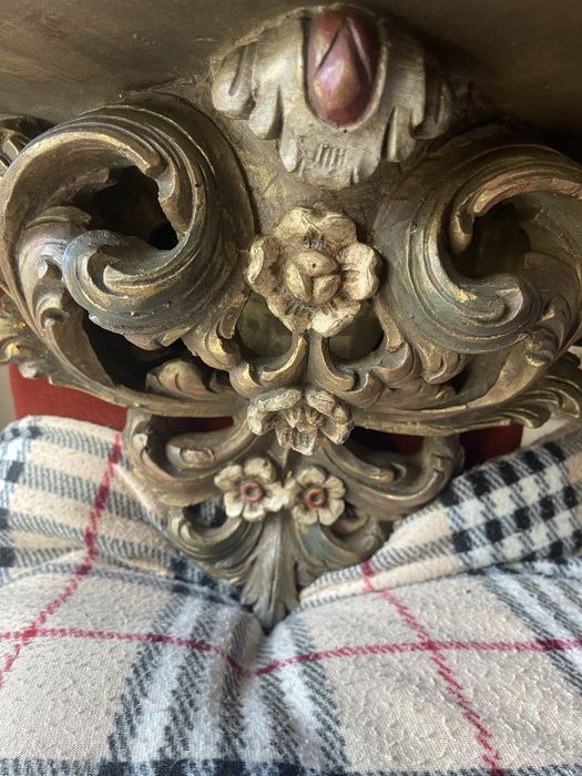 Peanha em talha dourada