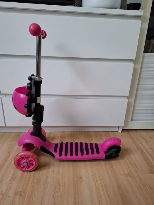Różowa hulajnoga dziecięcia trójkołowa, koła led