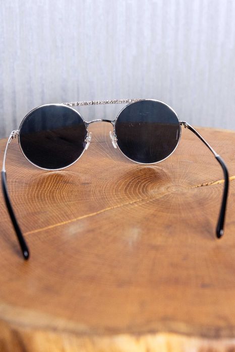 Okulary przeciwsłoneczne Chanel okrągłe koloru srebrnego