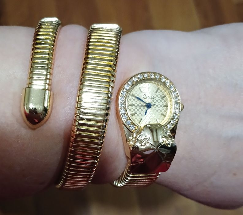 Годинник у формі змії