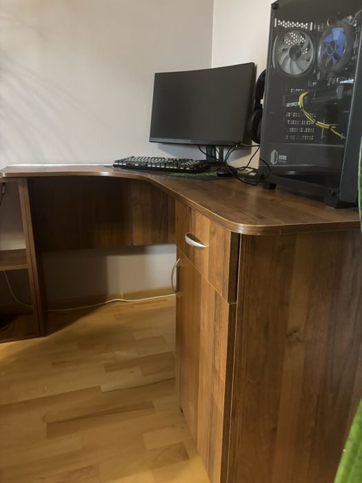 Стіл компʼютерний