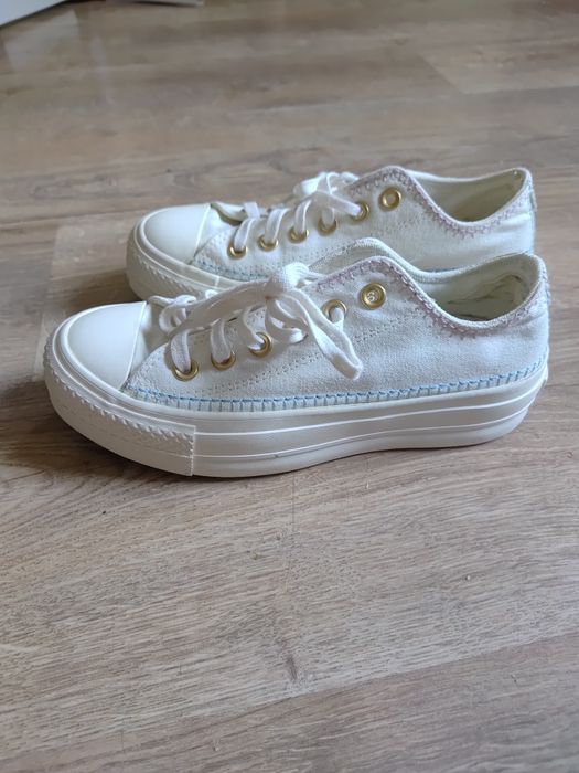 Białe converse na podeszwie all star chuck taylor ox lift