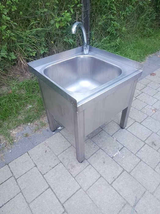 Zlewozmywak porządkowy do mopa ze stali nierdzewnej.