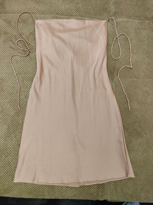 Пудрово рожева сукня у стилі sleep dress