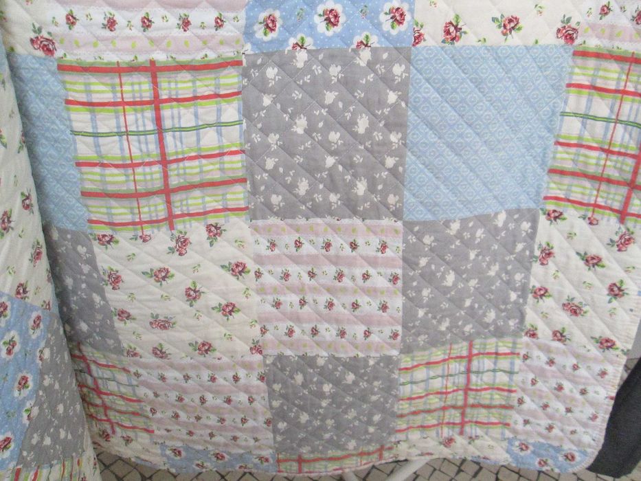 Colcha em patchwork com 2 almofadas452029576560005122