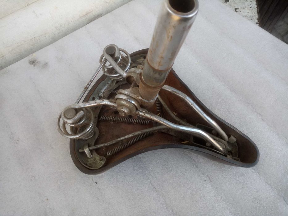 Stare zabytkowe siedzenie rowerowe